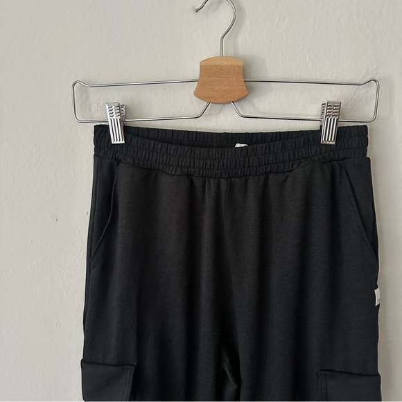 Vuori Boyfriend Cargo Jogger Sweatpant in Black Heather - Picture 6 of 11